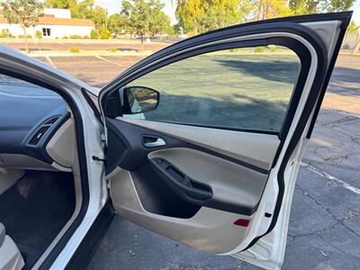 2014 Ford Focus SE - Photo 14 - Mesa, AZ 85210