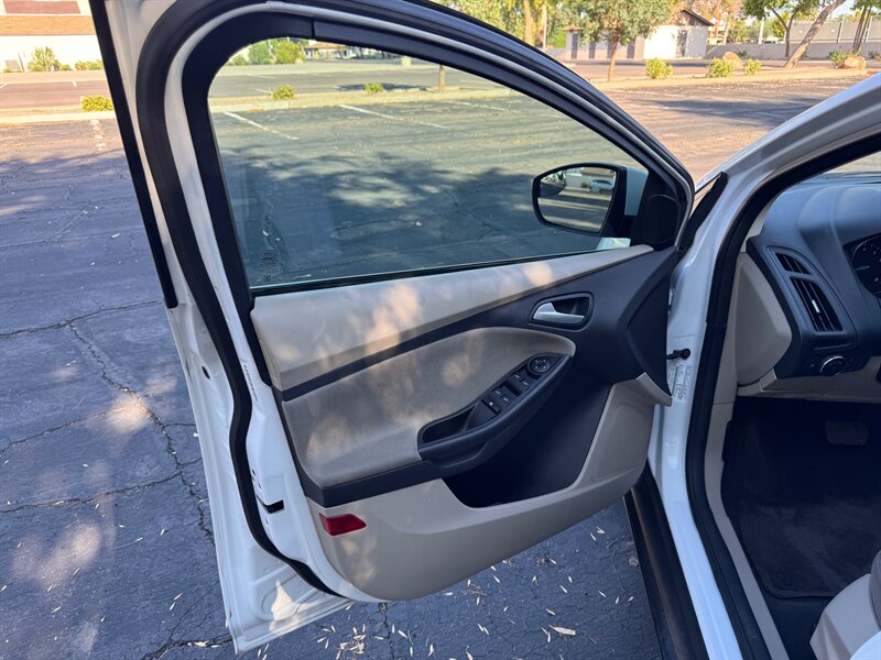 2014 Ford Focus SE - Photo 11 - Mesa, AZ 85210