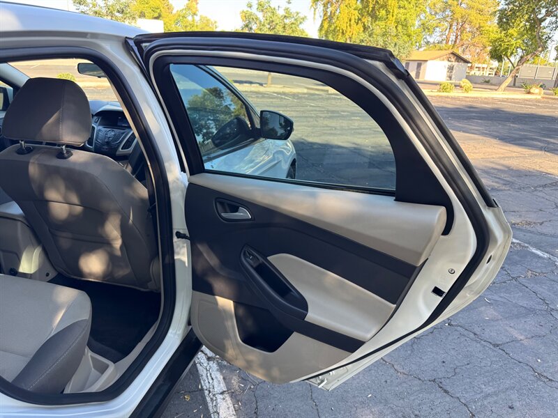 2014 Ford Focus SE - Photo 16 - Mesa, AZ 85210