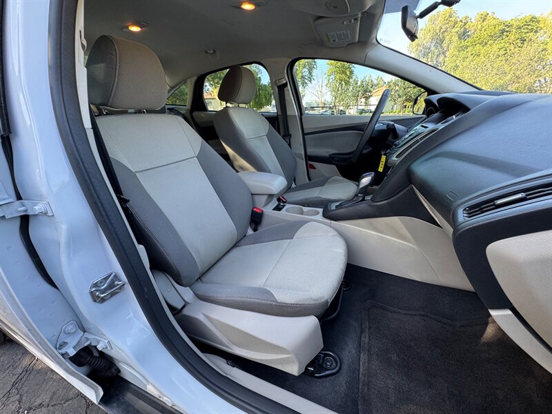 2014 Ford Focus SE - Photo 13 - Mesa, AZ 85210