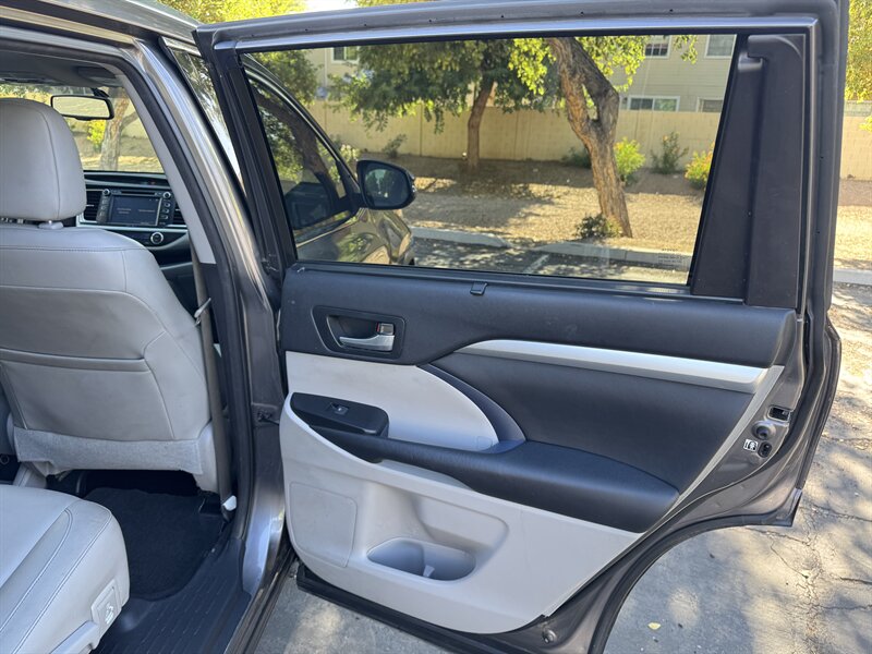 2015 Toyota Highlander XLE - Photo 14 - Mesa, AZ 85210