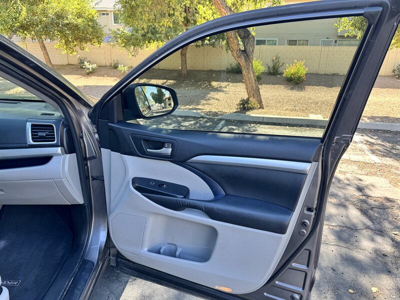 2015 Toyota Highlander XLE - Photo 12 - Mesa, AZ 85210