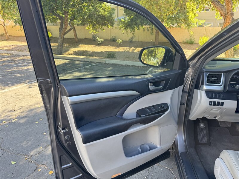 2015 Toyota Highlander XLE - Photo 10 - Mesa, AZ 85210
