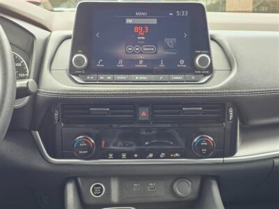 2023 Nissan Rogue SV   - Photo 8 - De Pere, WI 54115