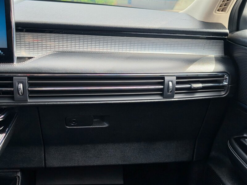 2023 Lincoln Corsair Standard - Photo 32 - De Pere, WI 54115