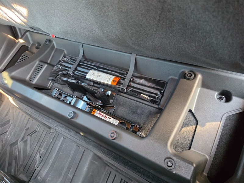 2023 GMC Canyon AT4 - Photo 17 - De Pere, WI 54115