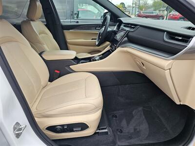 2023 Jeep Grand Cherokee L Limited   - Photo 12 - De Pere, WI 54115