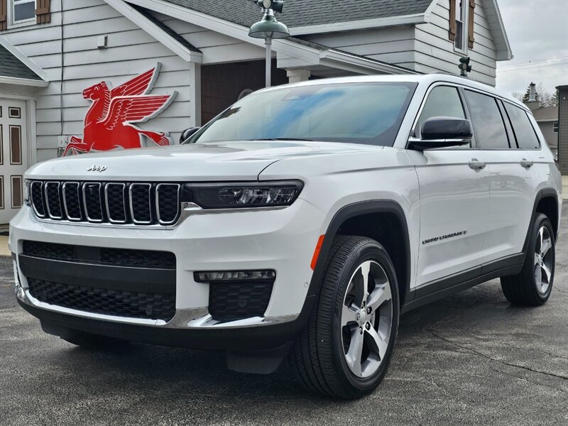 2023 Jeep Grand Cherokee L Limited   - Photo 1 - De Pere, WI 54115