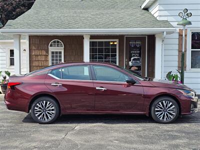 2024 Nissan Altima 2.5 SV   - Photo 2 - De Pere, WI 54115