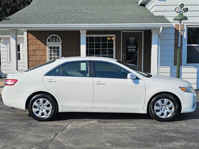 2010 Toyota Camry LE   - Photo 2 - De Pere, WI 54115