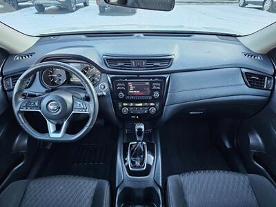 2017 Nissan Rogue SV   - Photo 4 - De Pere, WI 54115