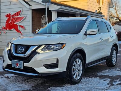 2017 Nissan Rogue SV   - Photo 1 - De Pere, WI 54115