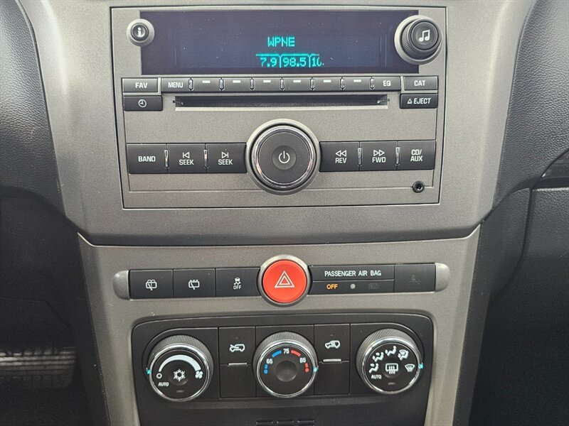 2014 Chevrolet Captiva Sport LT   - Photo 8 - De Pere, WI 54115