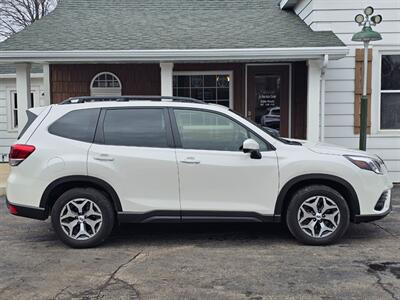 2023 Subaru Forester Premium   - Photo 2 - De Pere, WI 54115