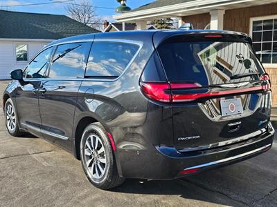 2022 Chrysler Pacifica Hybrid Limited   - Photo 26 - De Pere, WI 54115