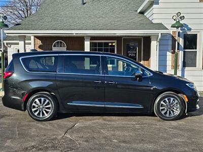 2022 Chrysler Pacifica Hybrid Limited   - Photo 2 - De Pere, WI 54115