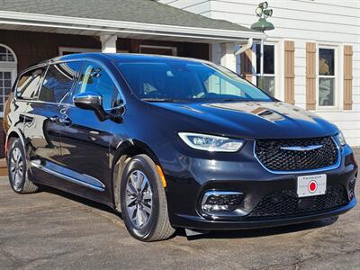 2022 Chrysler Pacifica Hybrid Limited   - Photo 22 - De Pere, WI 54115