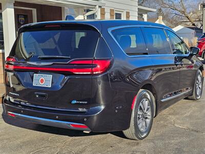 2022 Chrysler Pacifica Hybrid Limited   - Photo 23 - De Pere, WI 54115