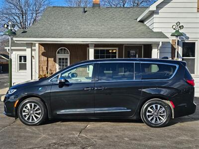 2022 Chrysler Pacifica Hybrid Limited   - Photo 27 - De Pere, WI 54115