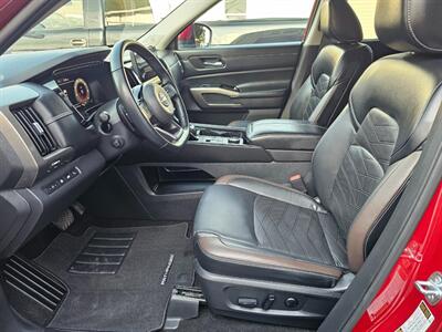 2023 Nissan Pathfinder Platinum   - Photo 2 - De Pere, WI 54115