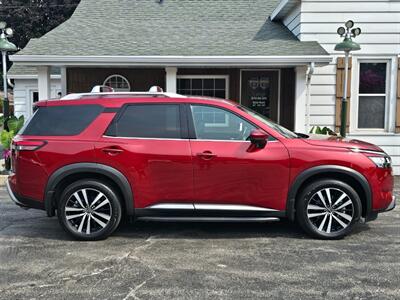 2023 Nissan Pathfinder Platinum   - Photo 2 - De Pere, WI 54115