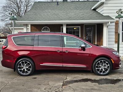 2022 Chrysler Pacifica Limited - Photo 2 - De Pere, WI 54115