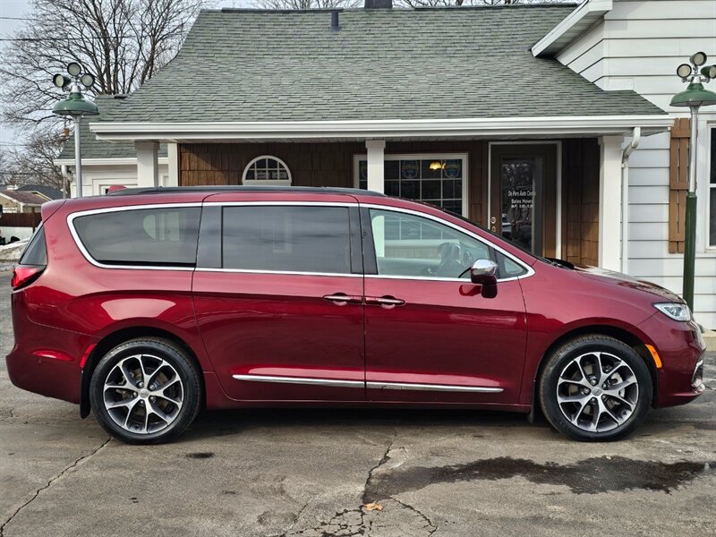 2022 Chrysler Pacifica Limited - Photo 2 - De Pere, WI 54115