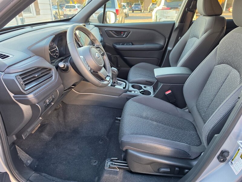 2025 Subaru Forester Premium - Photo 4 - De Pere, WI 54115