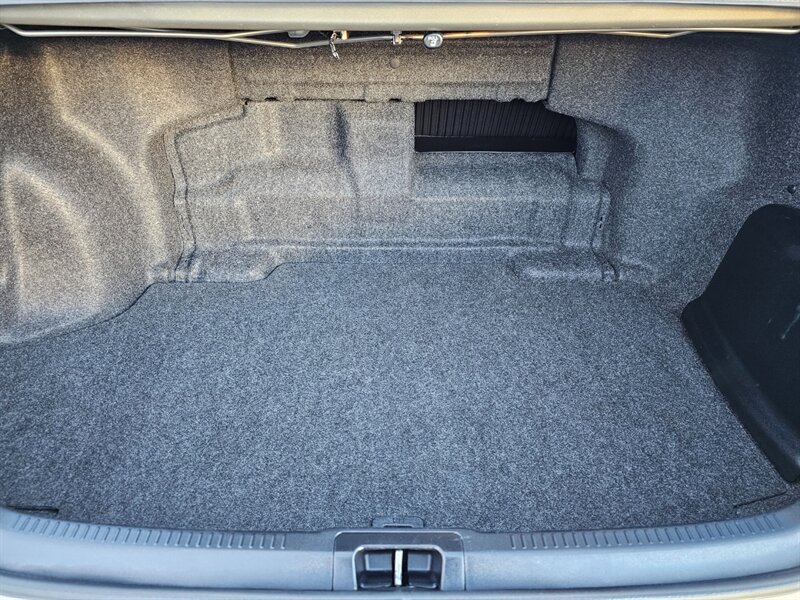 2016 Toyota Camry Hybrid LE - Photo 16 - De Pere, WI 54115