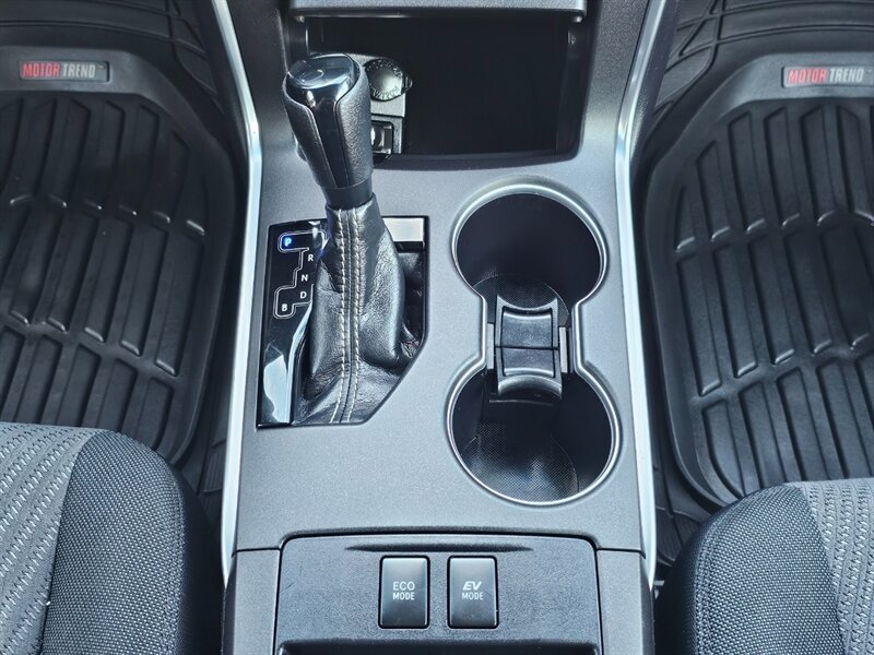 2016 Toyota Camry Hybrid LE - Photo 11 - De Pere, WI 54115