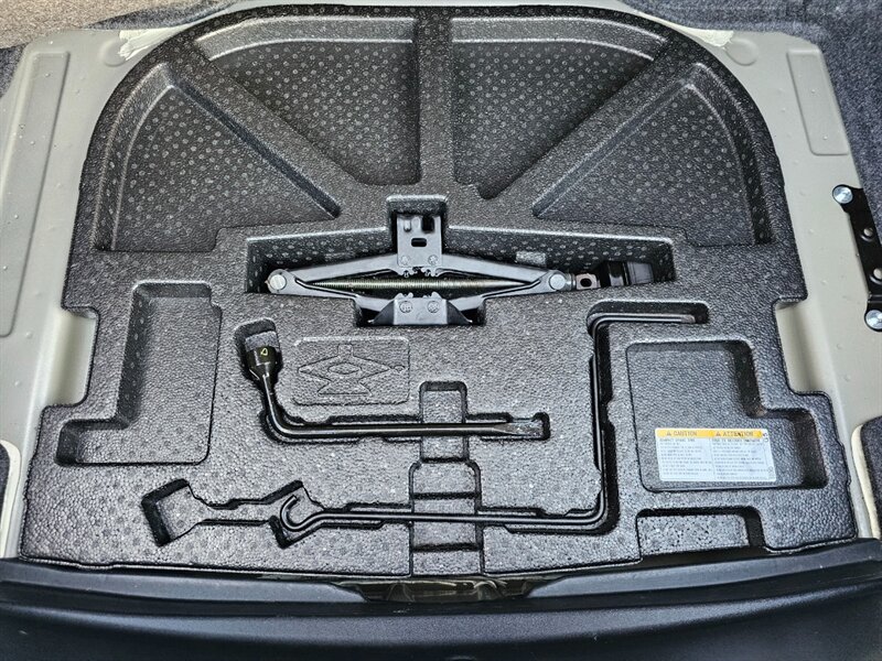 2016 Toyota Camry Hybrid LE - Photo 17 - De Pere, WI 54115