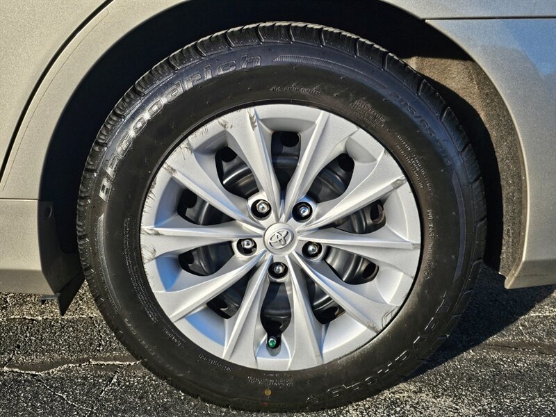 2016 Toyota Camry Hybrid LE - Photo 42 - De Pere, WI 54115