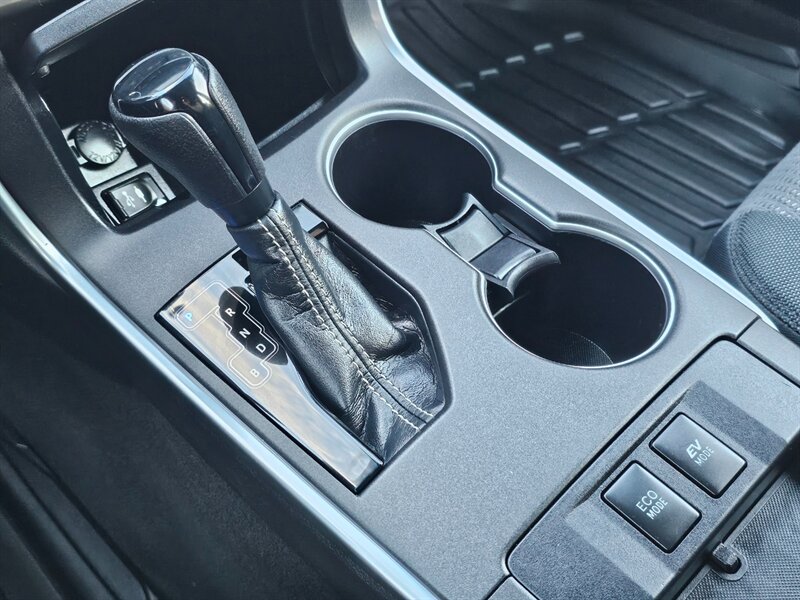 2016 Toyota Camry Hybrid LE - Photo 32 - De Pere, WI 54115