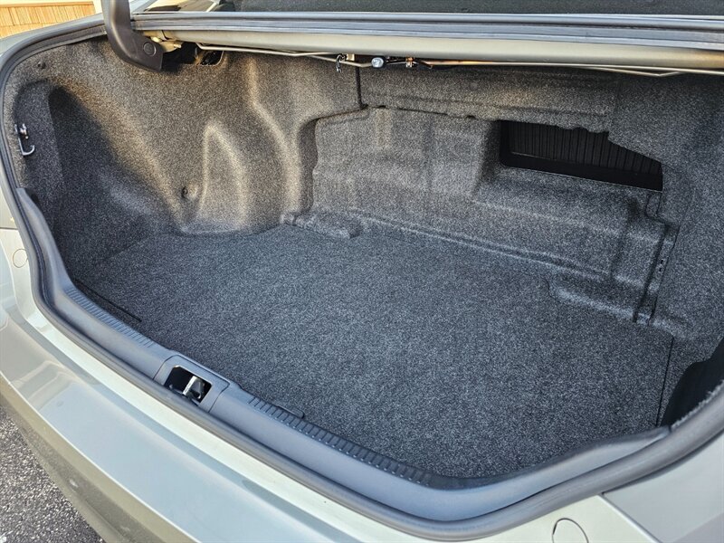 2016 Toyota Camry Hybrid LE - Photo 36 - De Pere, WI 54115