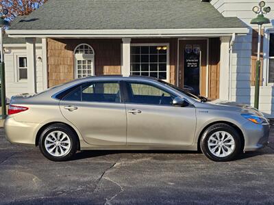 2016 Toyota Camry Hybrid LE - Photo 2 - De Pere, WI 54115