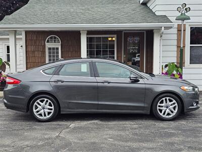 2015 Ford Fusion SE   - Photo 2 - De Pere, WI 54115