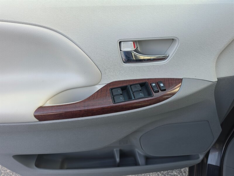 2014 Toyota Sienna XLE 7-Passenger - Photo 19 - De Pere, WI 54115