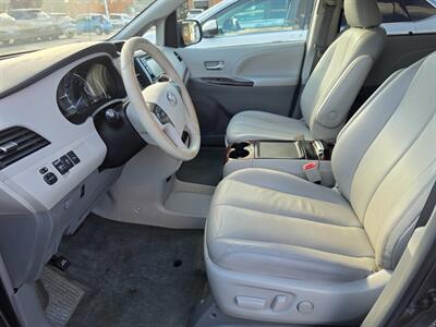 2014 Toyota Sienna XLE 7-Passenger - Photo 5 - De Pere, WI 54115