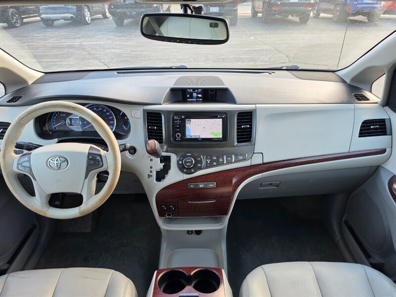 2014 Toyota Sienna XLE 7-Passenger - Photo 6 - De Pere, WI 54115