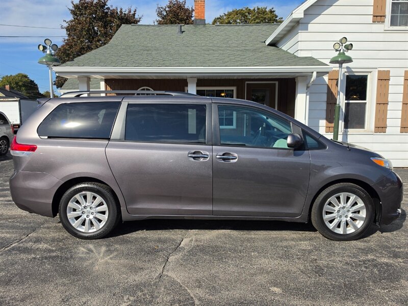2014 Toyota Sienna XLE 7-Passenger - Photo 2 - De Pere, WI 54115