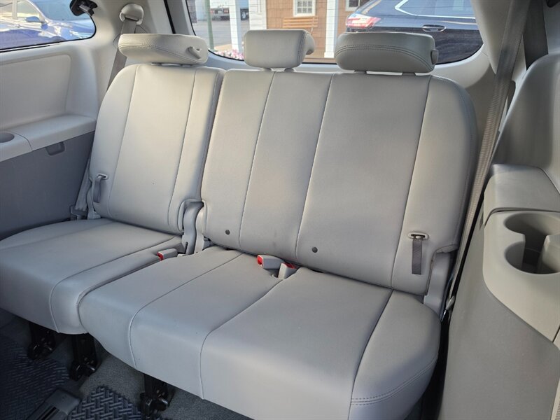 2014 Toyota Sienna XLE 7-Passenger - Photo 17 - De Pere, WI 54115