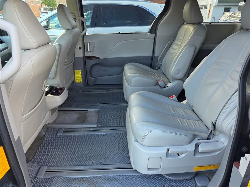 2014 Toyota Sienna XLE 7-Passenger - Photo 16 - De Pere, WI 54115