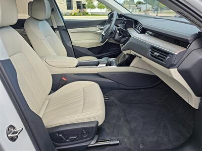 2024 Audi Q8 e-tron Premium Plus quattro   - Photo 13 - De Pere, WI 54115