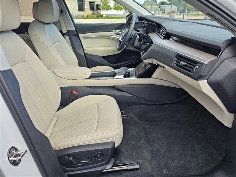 2024 Audi Q8 e-tron Premium Plus quattro   - Photo 13 - De Pere, WI 54115
