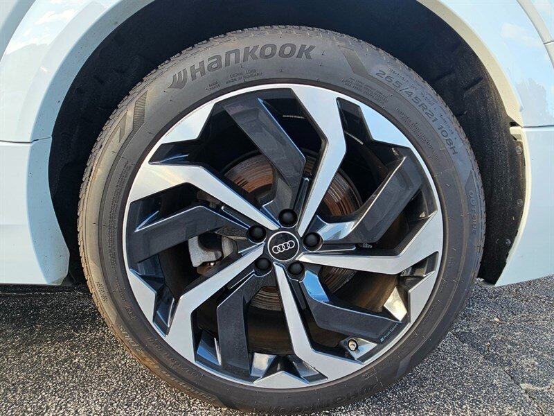 2024 Audi Q8 e-tron Premium Plus quattro   - Photo 43 - De Pere, WI 54115