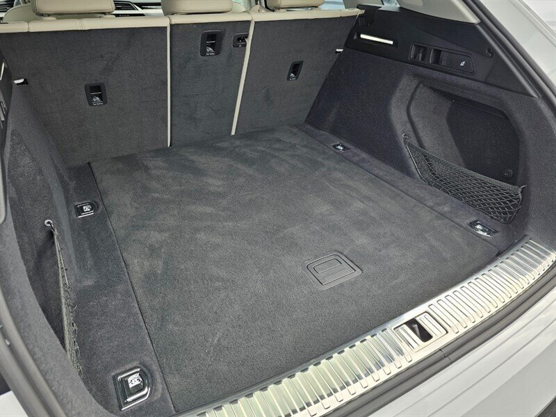 2024 Audi Q8 e-tron Premium Plus quattro   - Photo 37 - De Pere, WI 54115