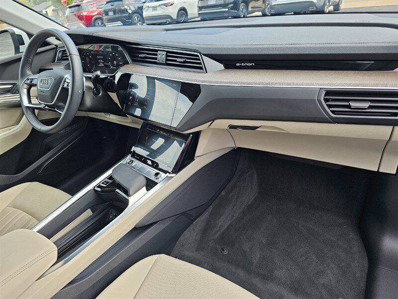 2024 Audi Q8 e-tron Premium Plus quattro   - Photo 12 - De Pere, WI 54115