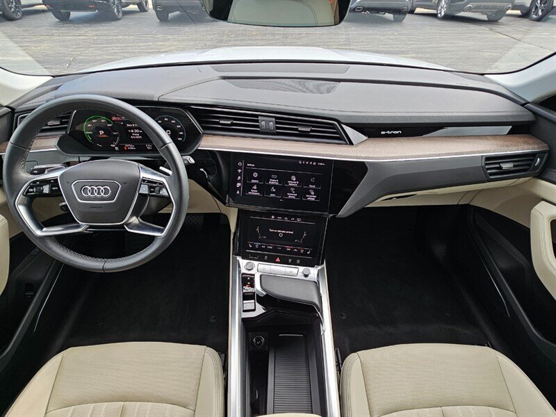 2024 Audi Q8 e-tron Premium Plus quattro   - Photo 6 - De Pere, WI 54115