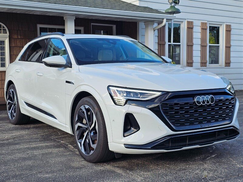 2024 Audi Q8 e-tron Premium Plus quattro   - Photo 23 - De Pere, WI 54115