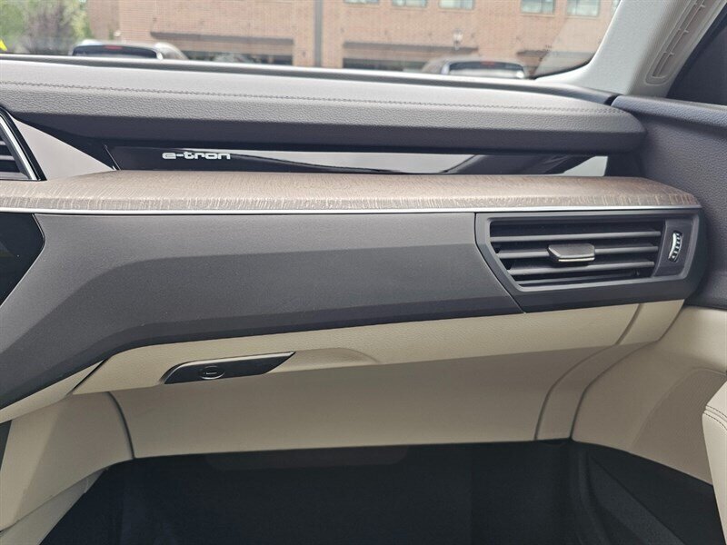 2024 Audi Q8 e-tron Premium Plus quattro   - Photo 32 - De Pere, WI 54115